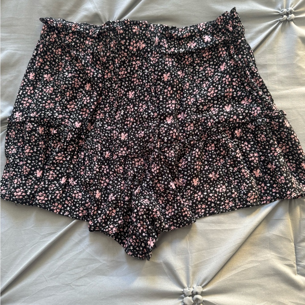 Floral Print Ruffle Shorts With Size Medium - Picture 3 of 3